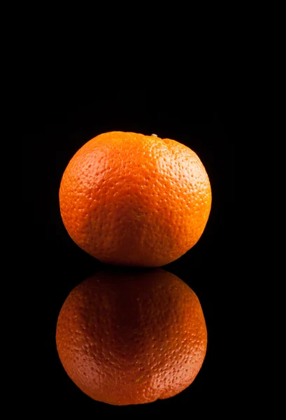 黒の背景に分離されたオレンジ色の果物 — ストック写真