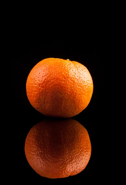 Fruta laranja isolada sobre um fundo preto — Fotografia de Stock