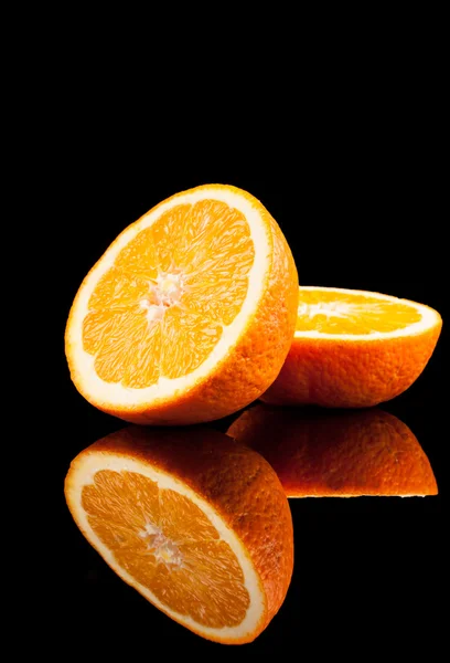 黒の背景に分離されたオレンジ色の果物 — ストック写真