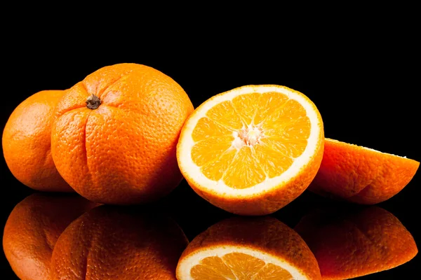 Oranje vruchten geïsoleerd op een zwarte achtergrond — Stockfoto
