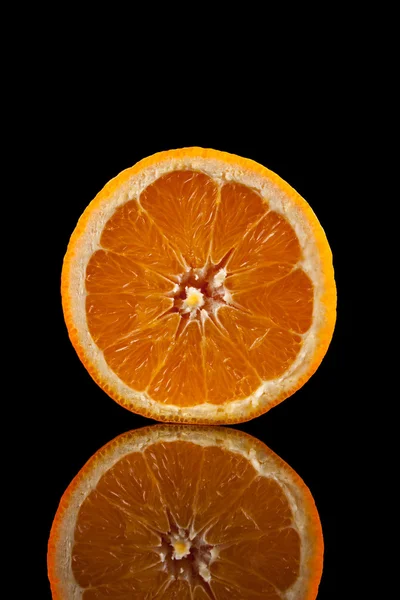 Πορτοκαλί φρούτα απομονωμένη σε ένα μαύρο φόντο — Φωτογραφία Αρχείου