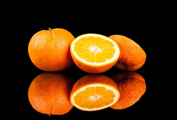 Fruta laranja isolada sobre um fundo preto — Fotografia de Stock