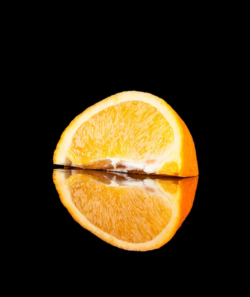 Fruta laranja isolada sobre um fundo preto — Fotografia de Stock