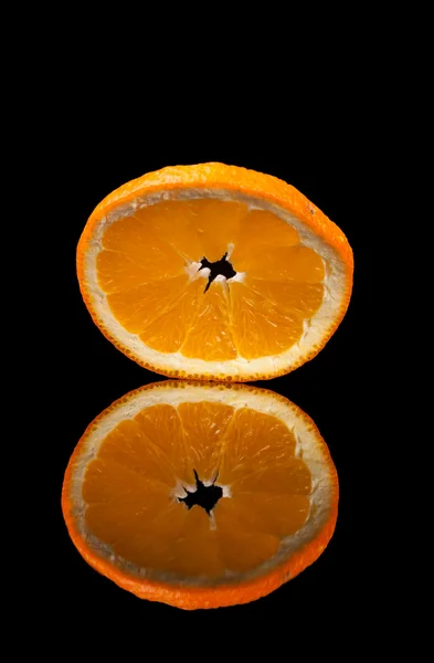 Fruta laranja isolada sobre um fundo preto — Fotografia de Stock