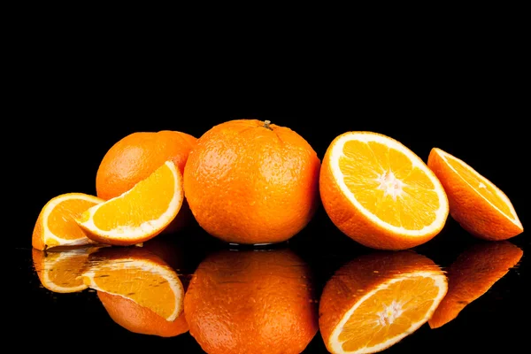 Fruta laranja isolada sobre um fundo preto — Fotografia de Stock