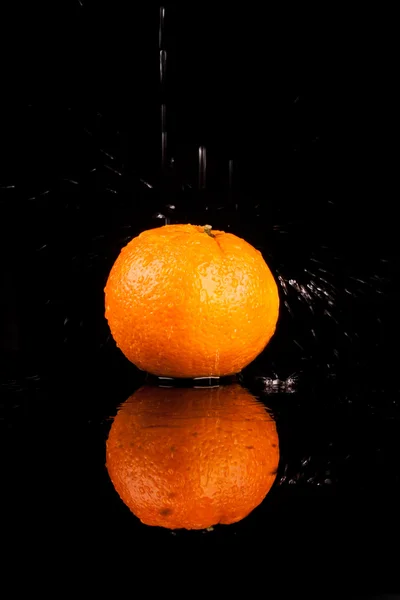 Плоды апельсина на черном фоне — стоковое фото