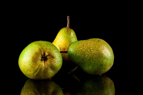 Pere saporite succose su uno sfondo nero — Foto Stock