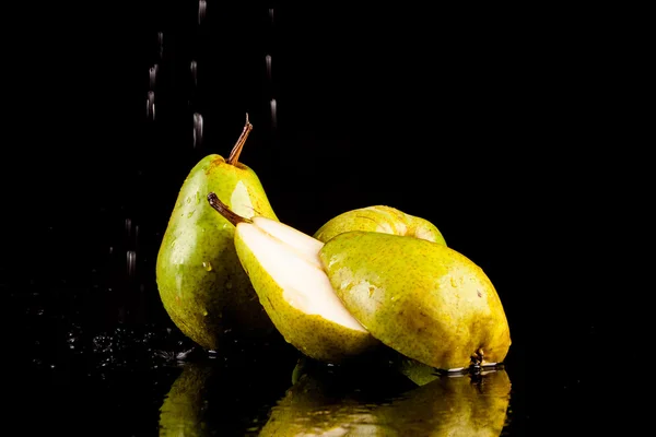 Pere saporite succose su uno sfondo nero — Foto Stock