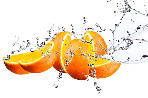 Fruits orange et éclaboussures d'eau — Photo