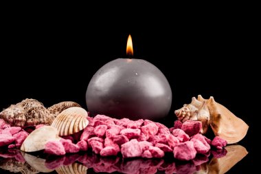 Yanan mumlar ve dekorasyon deniz