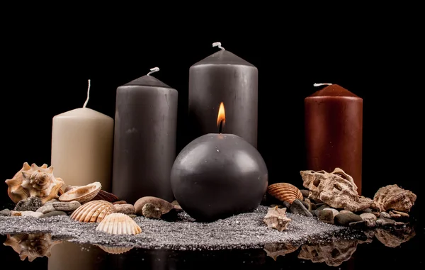 Горящие свечи и украшения — стоковое фото