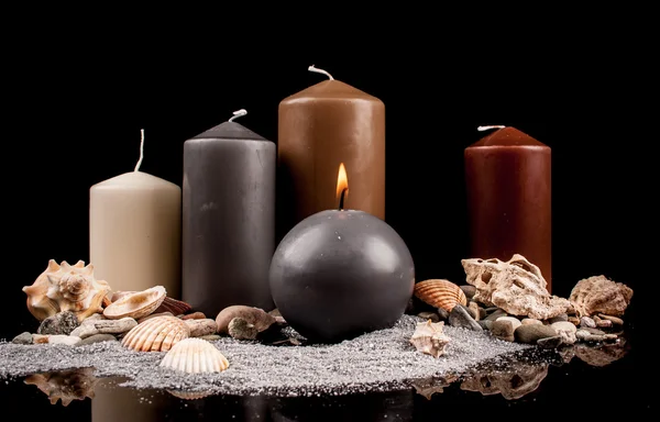 Горящие свечи и украшения — стоковое фото
