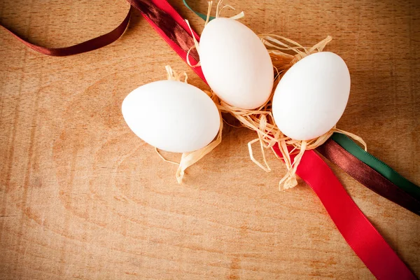 Huevos de Pascua en una mesa de madera —  Fotos de Stock