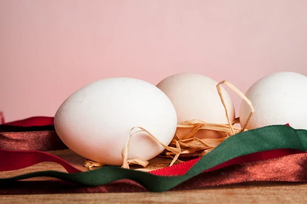 Påskägg på en färgad bakgrund — Stockfoto