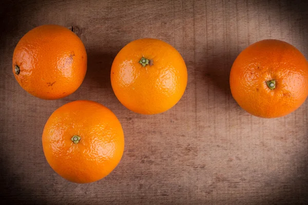 オレンジ オナ木製テーブル — ストック写真