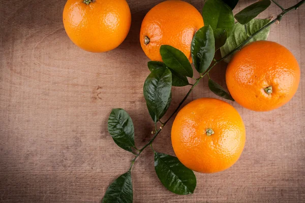 Naranjas una mesa de madera —  Fotos de Stock