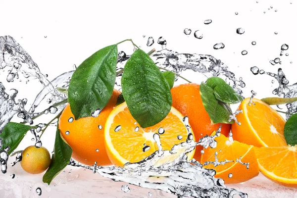 Помаранчеві фрукти та розсипчаста вода — стокове фото