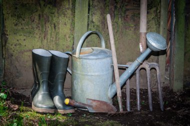 eski bahçe aletleri