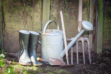 eski bahçe aletleri