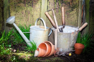 eski bahçe aletleri