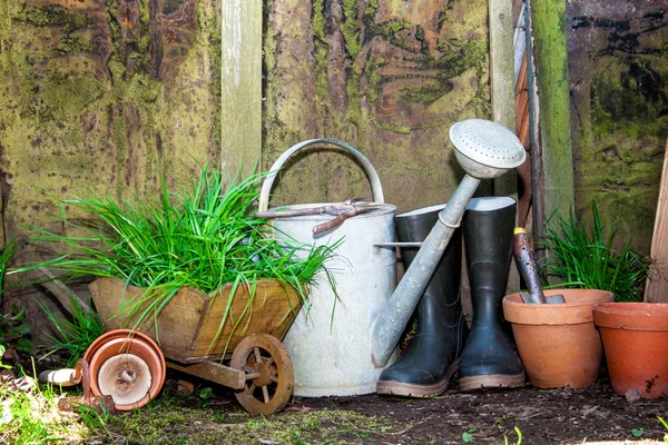 Старые инструменты для садоводства — стоковое фото