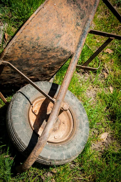 Alte Schubkarre im Garten — Stockfoto