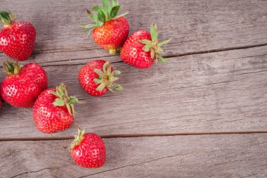 Tahta masadaki çilekler.