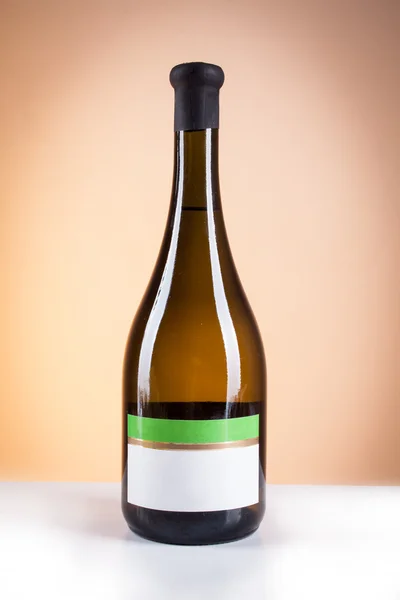 White wine in bottle and glass and a bunch of white grapes — Stock Photo, Image