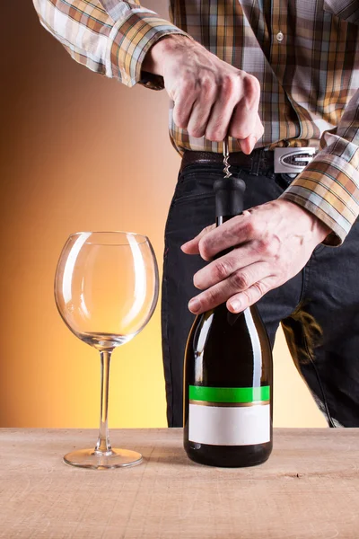 瓶白葡萄酒和一张木桌上的葡萄 — 图库照片
