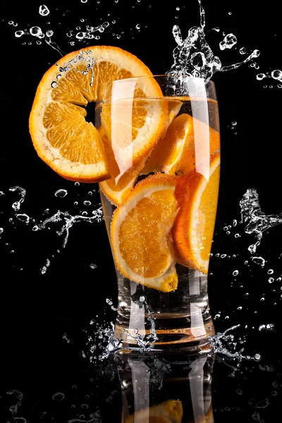 オレンジ色の果実と Splashing 水を飲む — ストック写真