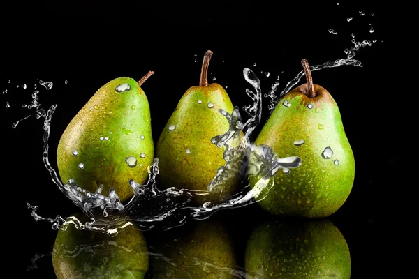 Pere frutta e spruzzi d'acqua — Foto Stock