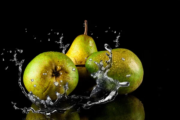 Frutos de pêras e água salpicante — Fotografia de Stock