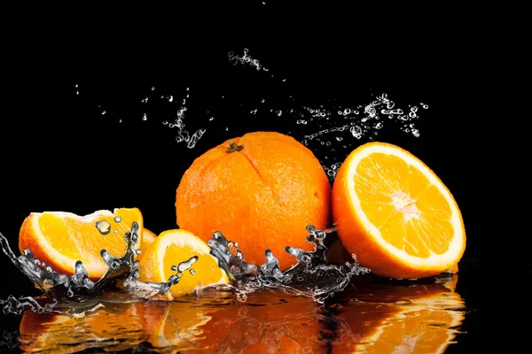 Orange fruits and Splashing water — Stock Photo, Image