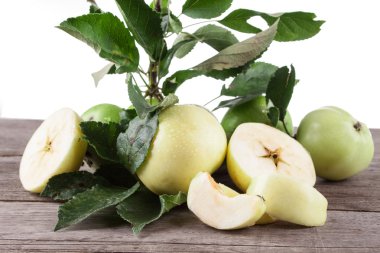 Ahşap masa üzerinde yaz yeşil elma