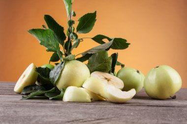 Ahşap masa üzerinde yaz yeşil elma