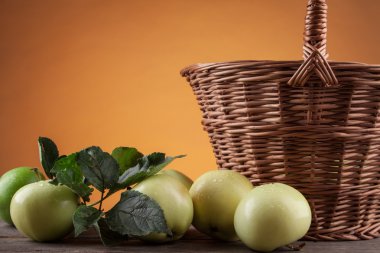 Ahşap masa üzerinde yaz yeşil elma