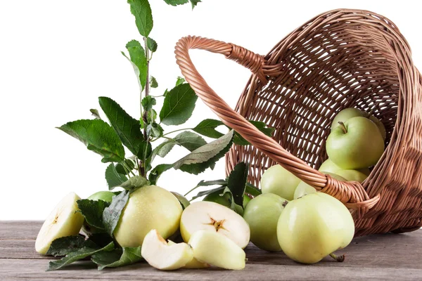 Sommergrüner Apfel auf dem Holztisch — Stockfoto