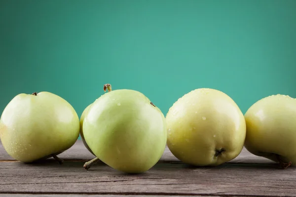 Summer green apple on the wooden table — Stock Photo, Image
