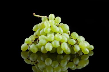 Siyah bir zemin üzerine beyaz üzüm