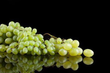 Siyah bir zemin üzerine beyaz üzüm