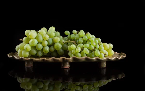 Uvas brancas sobre um fundo preto — Fotografia de Stock