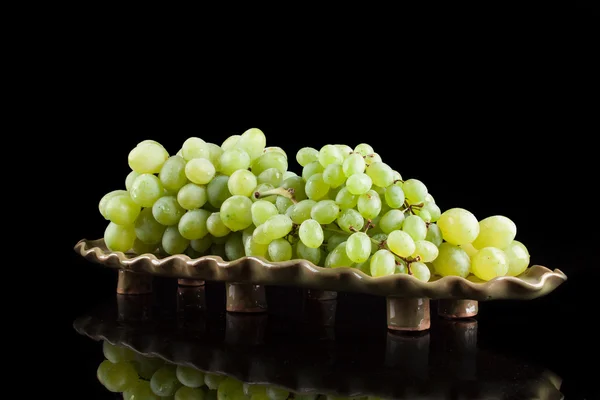 Uvas brancas sobre um fundo preto — Fotografia de Stock