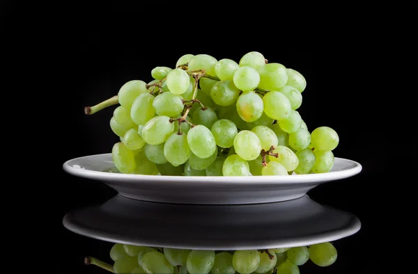 Uvas brancas sobre um fundo preto — Fotografia de Stock