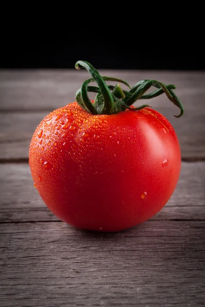 Tomate sobre mesa de madera —  Fotos de Stock