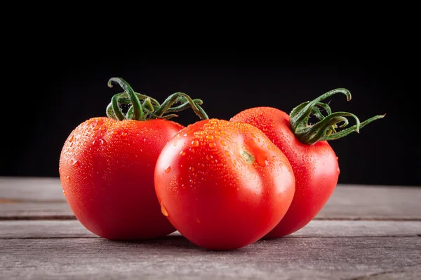 Ahşap masa üzerinde domates — Stok fotoğraf