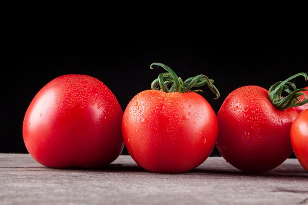 Tomate sobre mesa de madera —  Fotos de Stock