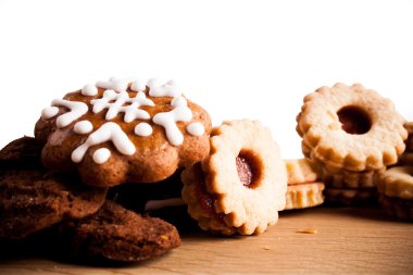 Tahta bir masada noel kurabiyeleri