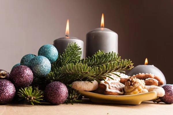 Biscoitos de Natal e velas na mesa de madeira — Fotografia de Stock
