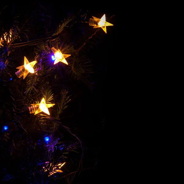 Золотая омела на рождественском фоне — стоковое фото