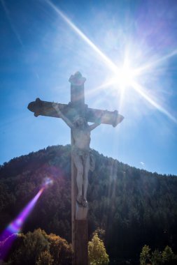 Gün ışığında İsa Mesih'in haç